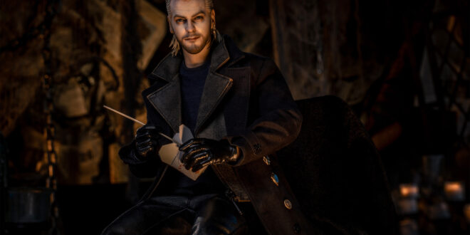 Sink your fangs into the unboxing of Hot Toys’ newest, the vampiric David from The Lost Boys