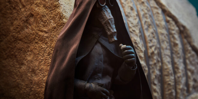Sideshow’s 12″ figure of Star Wars’ Imperial spy Garindan gets unboxed